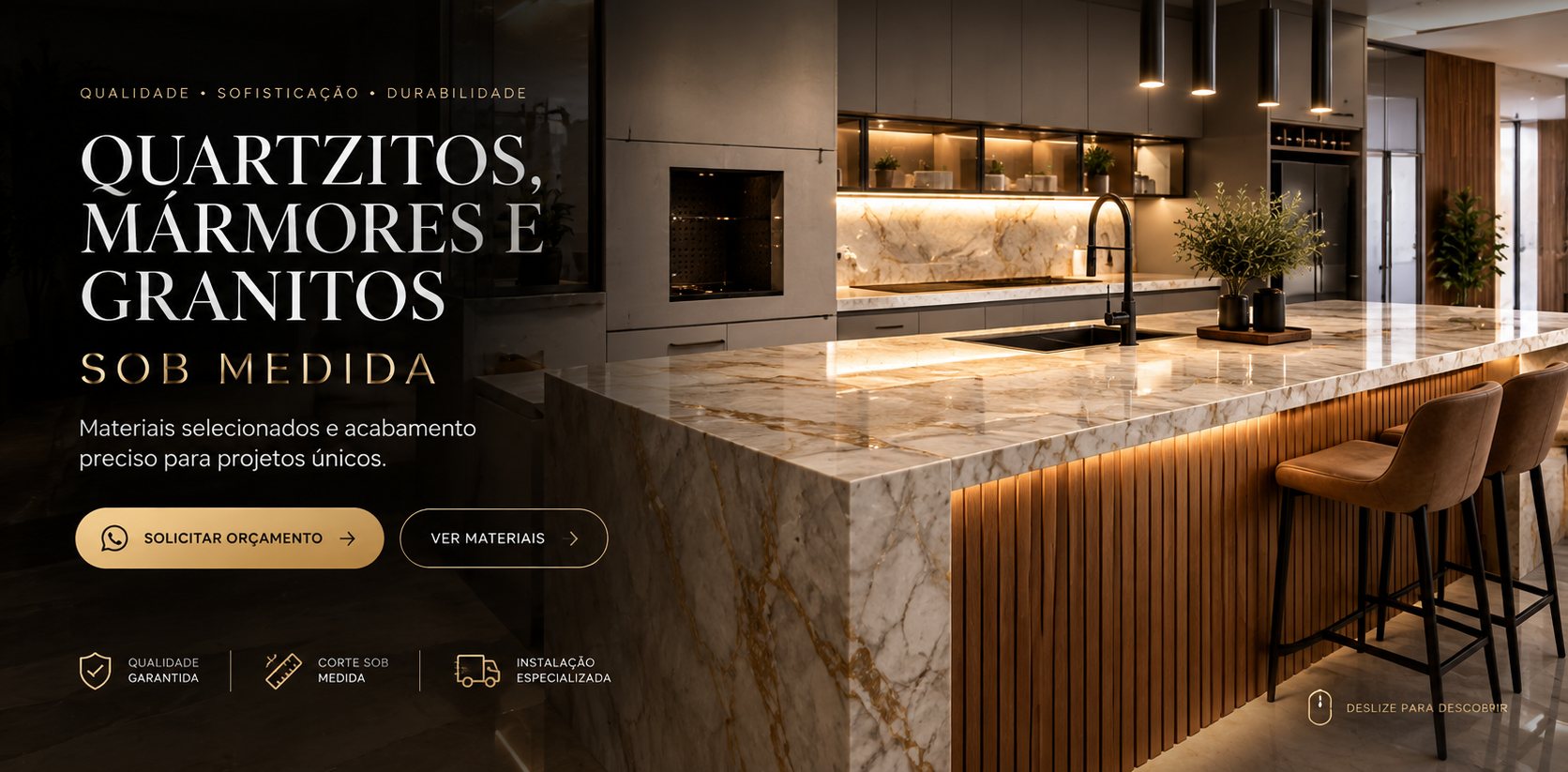 Cozinha com ilha em quartzito de veios dourados, iluminação embutida e banquetas — Absolut Marmoraria